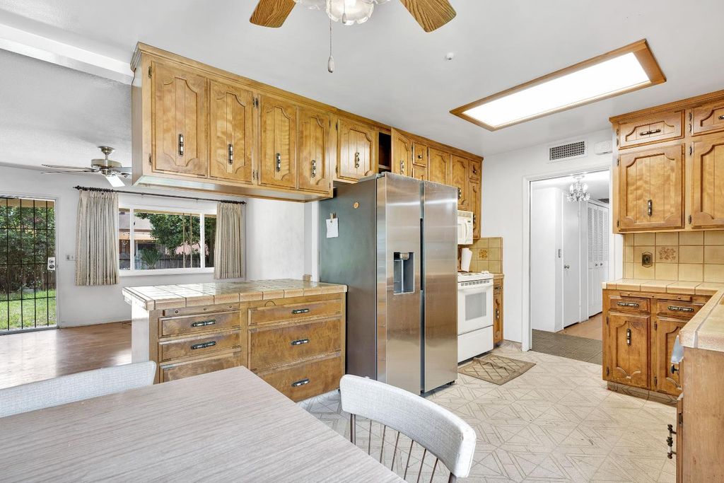 Image 7 of property listing at 3376 E Richert, Fresno, CA 93726