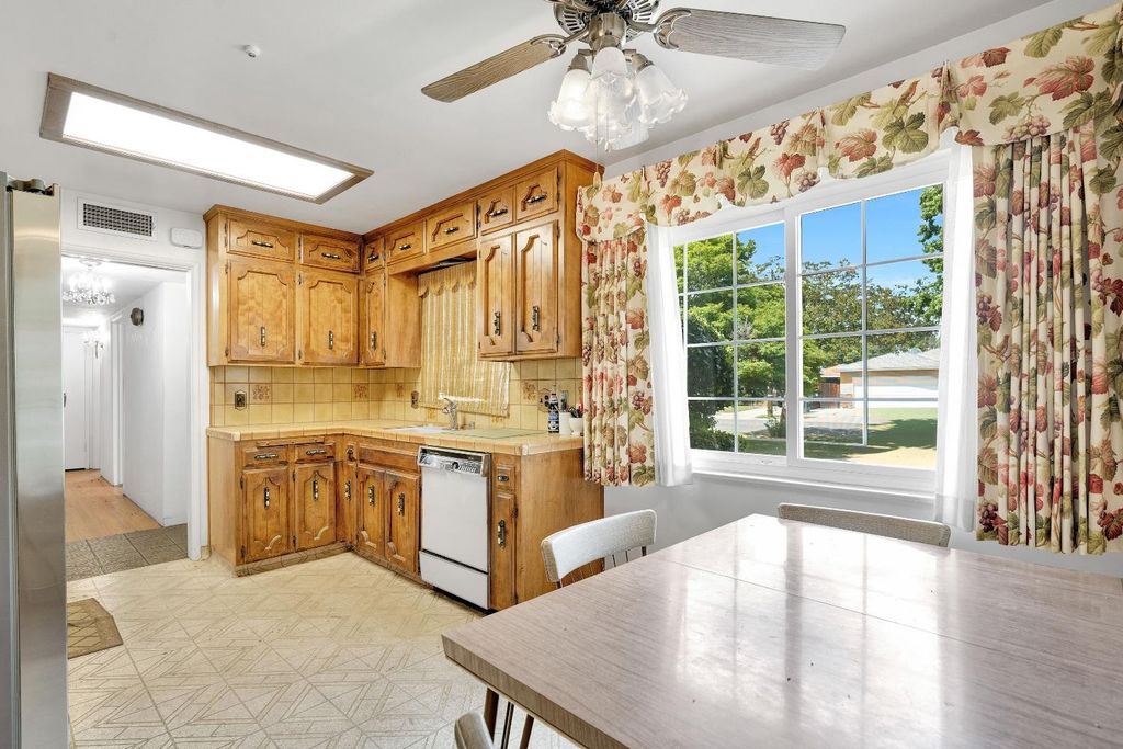 Image 8 of property listing at 3376 E Richert, Fresno, CA 93726
