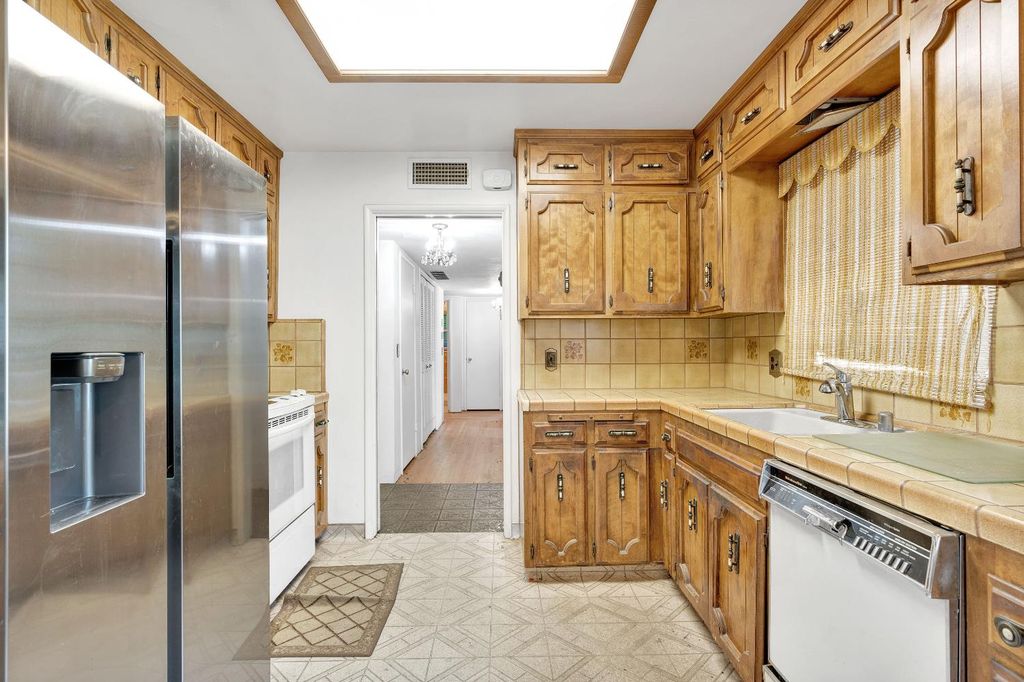 Image 9 of property listing at 3376 E Richert, Fresno, CA 93726