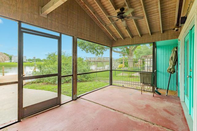 127 Bastrop Bayou Drive, Angleton, TX 77515