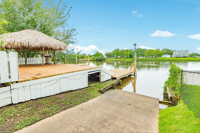 127 Bastrop Bayou Drive, Angleton, TX 77515