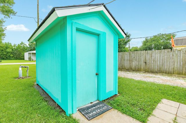 127 Bastrop Bayou Drive, Angleton, TX 77515