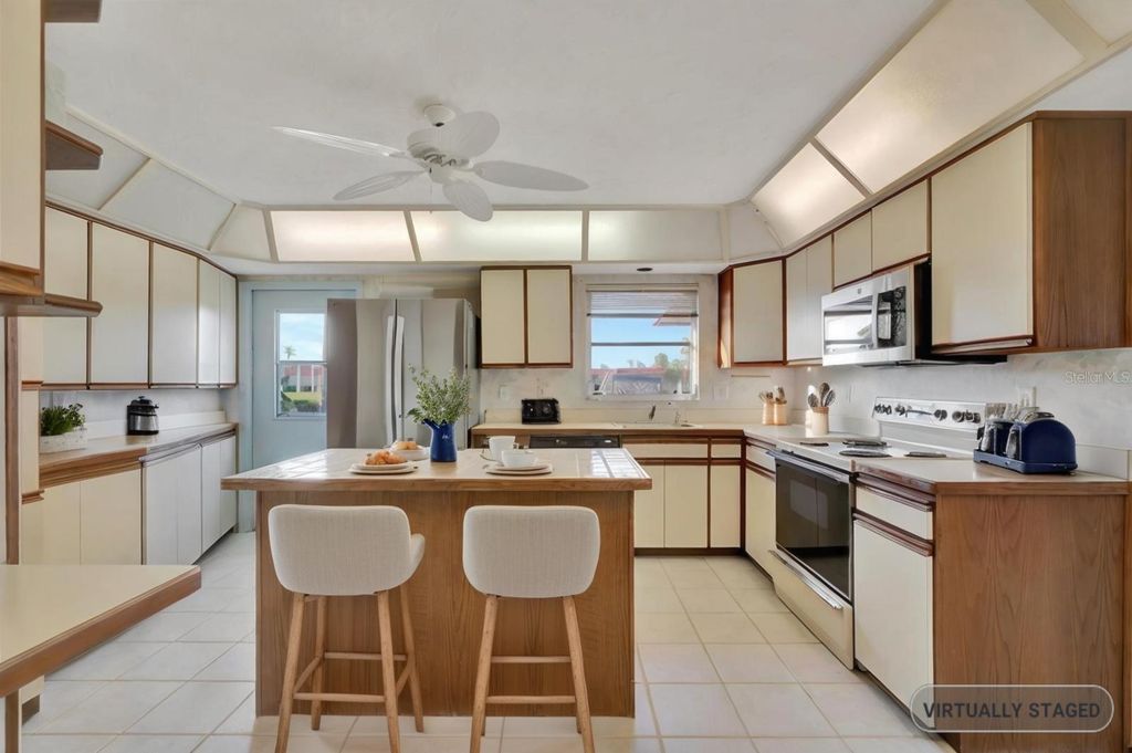 Image 32 of property listing at 4096 EL DORADO COVE, Bradenton, FL 34210