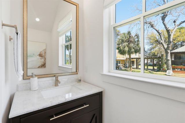 4712 Avenue Q, Galveston, TX 77551