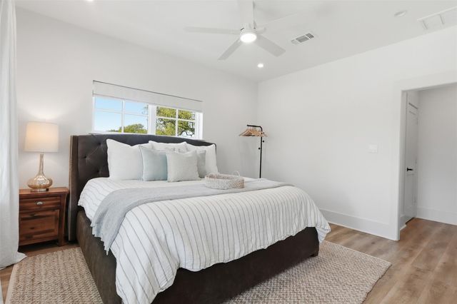 4712 Avenue Q, Galveston, TX 77551