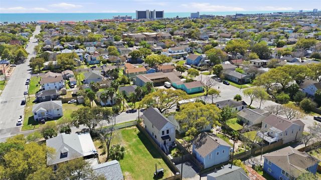 4712 Avenue Q, Galveston, TX 77551