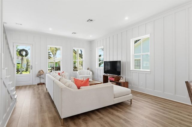 4712 Avenue Q, Galveston, TX 77551