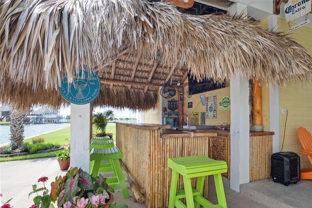 1100 Fountain View Drive, Crystal Beach, TX 77650