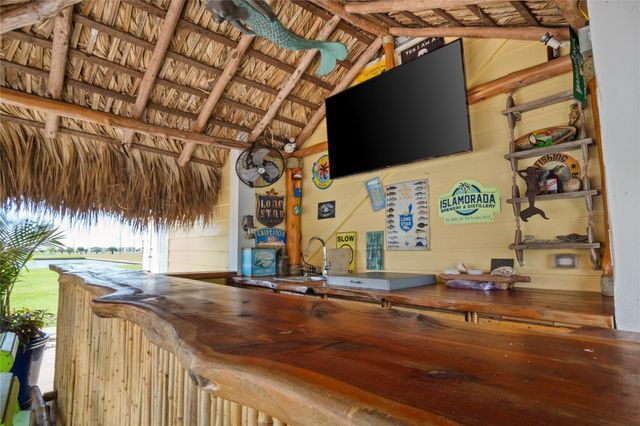 1100 Fountain View Drive, Crystal Beach, TX 77650