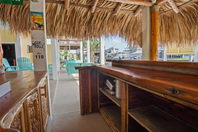 1100 Fountain View Drive, Crystal Beach, TX 77650