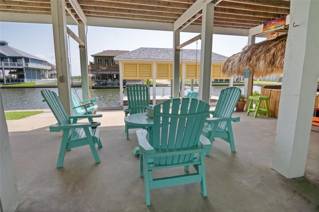 1100 Fountain View Drive, Crystal Beach, TX 77650