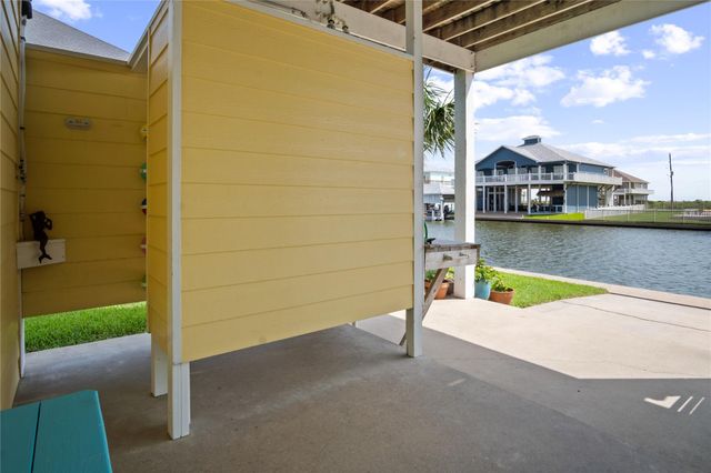1100 Fountain View Drive, Crystal Beach, TX 77650