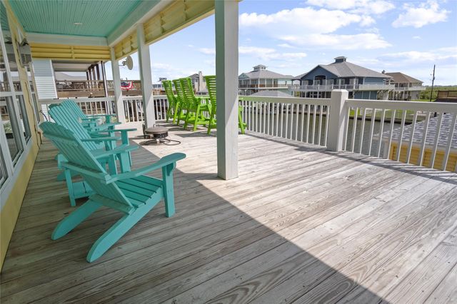 1100 Fountain View Drive, Crystal Beach, TX 77650