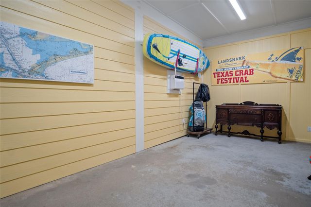 1100 Fountain View Drive, Crystal Beach, TX 77650