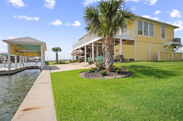 1100 Fountain View Drive, Crystal Beach, TX 77650