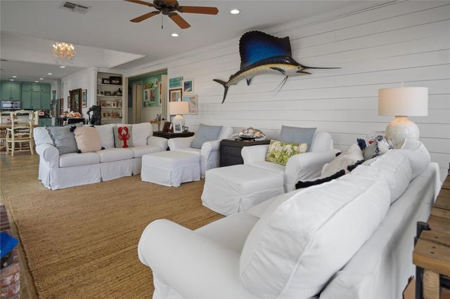 1100 Fountain View Drive, Crystal Beach, TX 77650