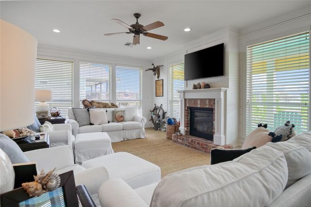 1100 Fountain View Drive, Crystal Beach, TX 77650
