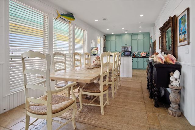 1100 Fountain View Drive, Crystal Beach, TX 77650