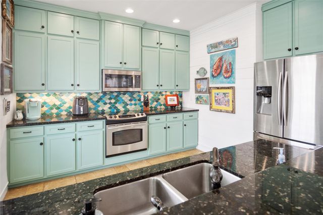 1100 Fountain View Drive, Crystal Beach, TX 77650