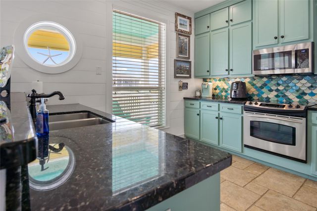 1100 Fountain View Drive, Crystal Beach, TX 77650