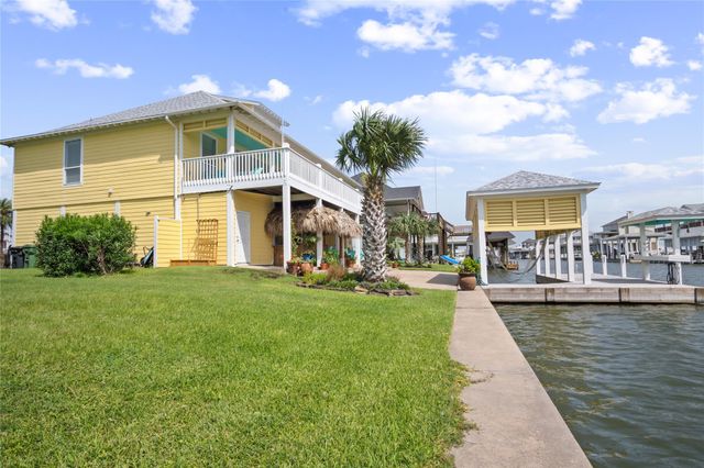 1100 Fountain View Drive, Crystal Beach, TX 77650