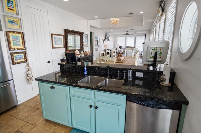 1100 Fountain View Drive, Crystal Beach, TX 77650