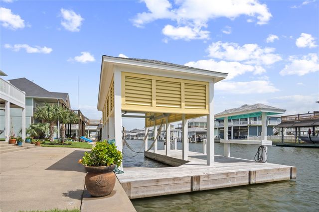 1100 Fountain View Drive, Crystal Beach, TX 77650