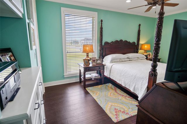 1100 Fountain View Drive, Crystal Beach, TX 77650