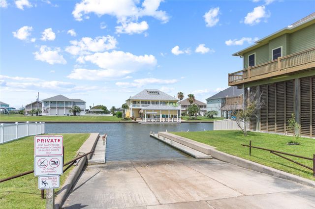 1100 Fountain View Drive, Crystal Beach, TX 77650