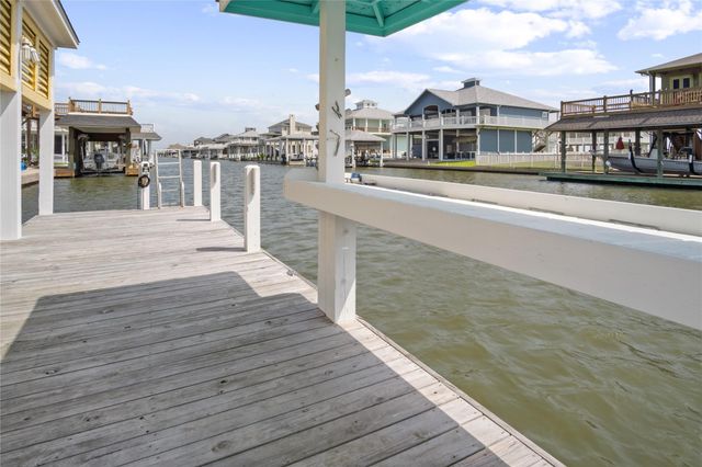 1100 Fountain View Drive, Crystal Beach, TX 77650