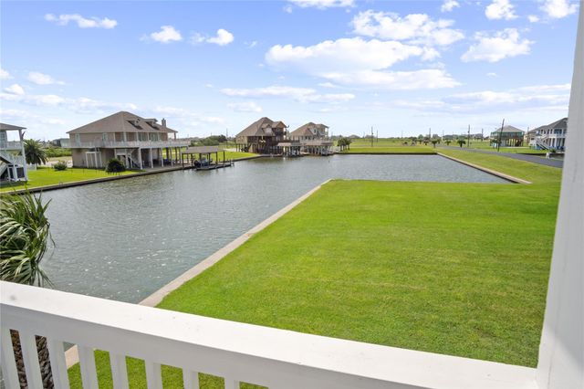 1100 Fountain View Drive, Crystal Beach, TX 77650