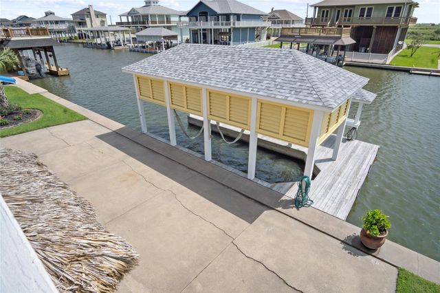 1100 Fountain View Drive, Crystal Beach, TX 77650