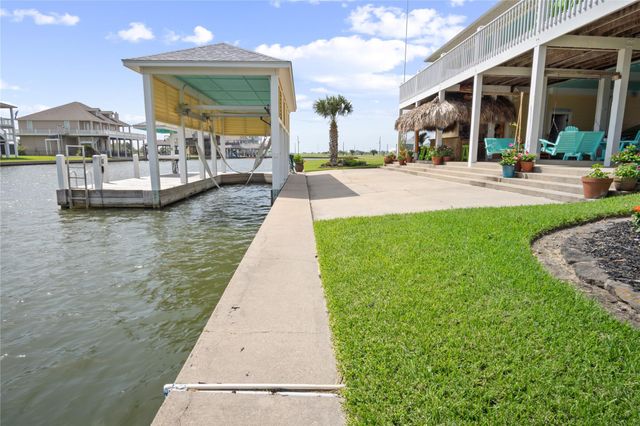 1100 Fountain View Drive, Crystal Beach, TX 77650