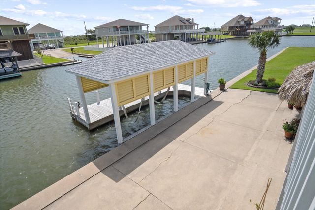 1100 Fountain View Drive, Crystal Beach, TX 77650