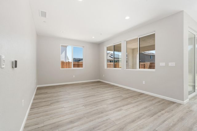 744 S Apple Street, Dinuba, CA 93618