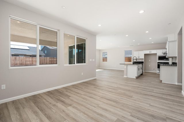 744 S Apple Street, Dinuba, CA 93618