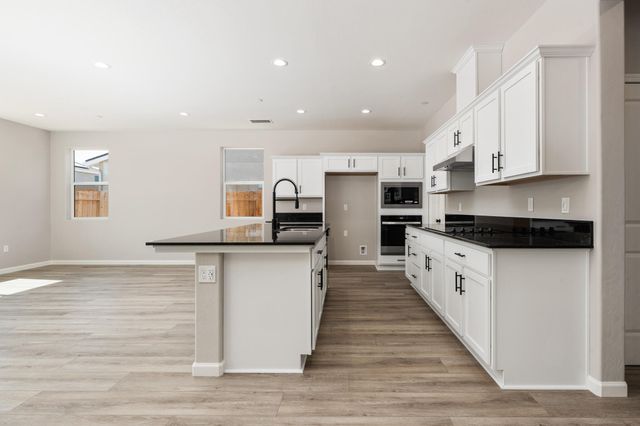 744 S Apple Street, Dinuba, CA 93618