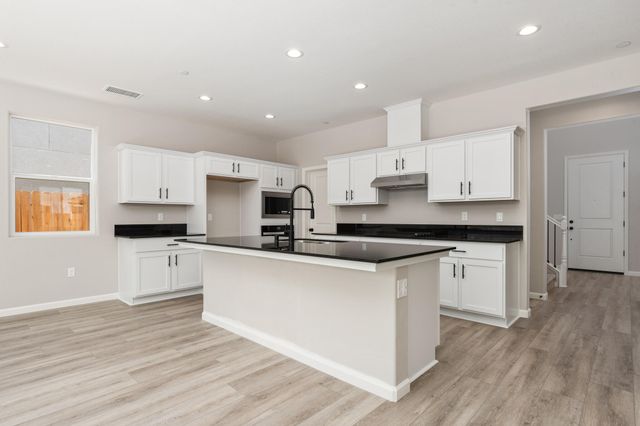 744 S Apple Street, Dinuba, CA 93618