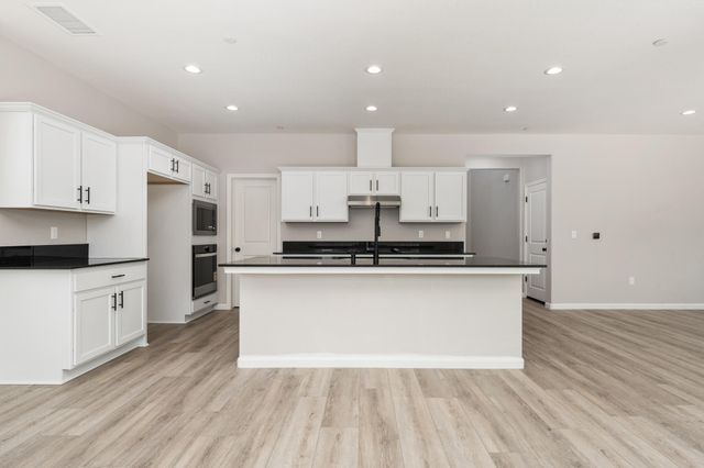 744 S Apple Street, Dinuba, CA 93618