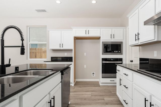 744 S Apple Street, Dinuba, CA 93618