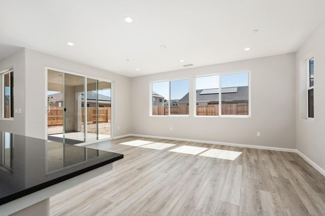 744 S Apple Street, Dinuba, CA 93618