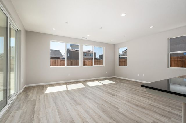 744 S Apple Street, Dinuba, CA 93618