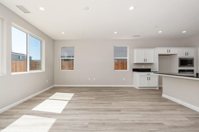 744 S Apple Street, Dinuba, CA 93618