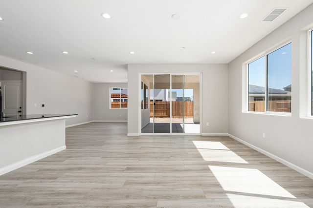 744 S Apple Street, Dinuba, CA 93618