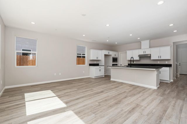 744 S Apple Street, Dinuba, CA 93618