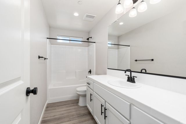 744 S Apple Street, Dinuba, CA 93618