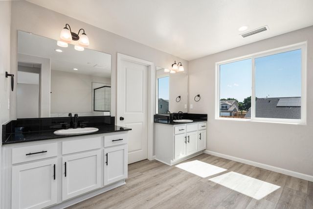 744 S Apple Street, Dinuba, CA 93618
