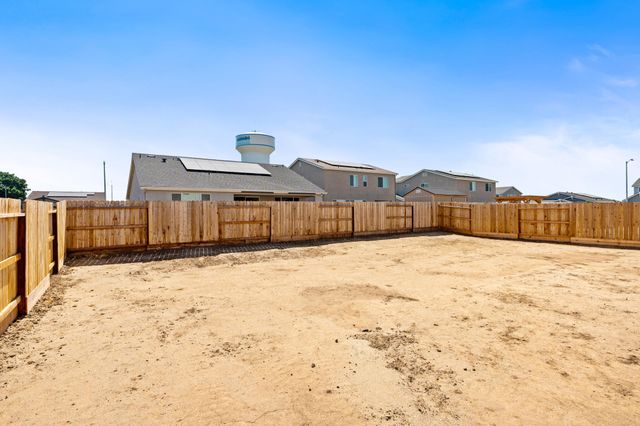 744 S Apple Street, Dinuba, CA 93618