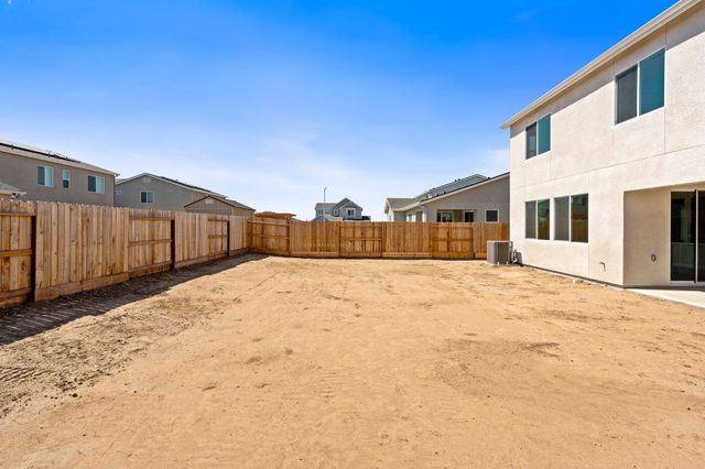 744 S Apple Street, Dinuba, CA 93618