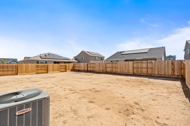 744 S Apple Street, Dinuba, CA 93618